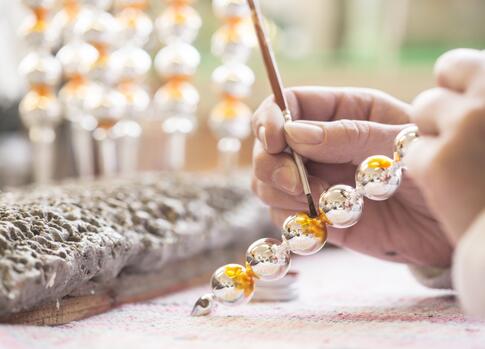 Výroba perličkových vánočních ozdob Rautis v Poniklé
