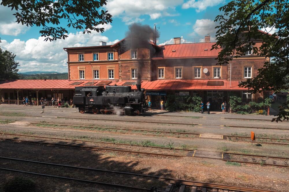Parní vlak na martinickém nádraží