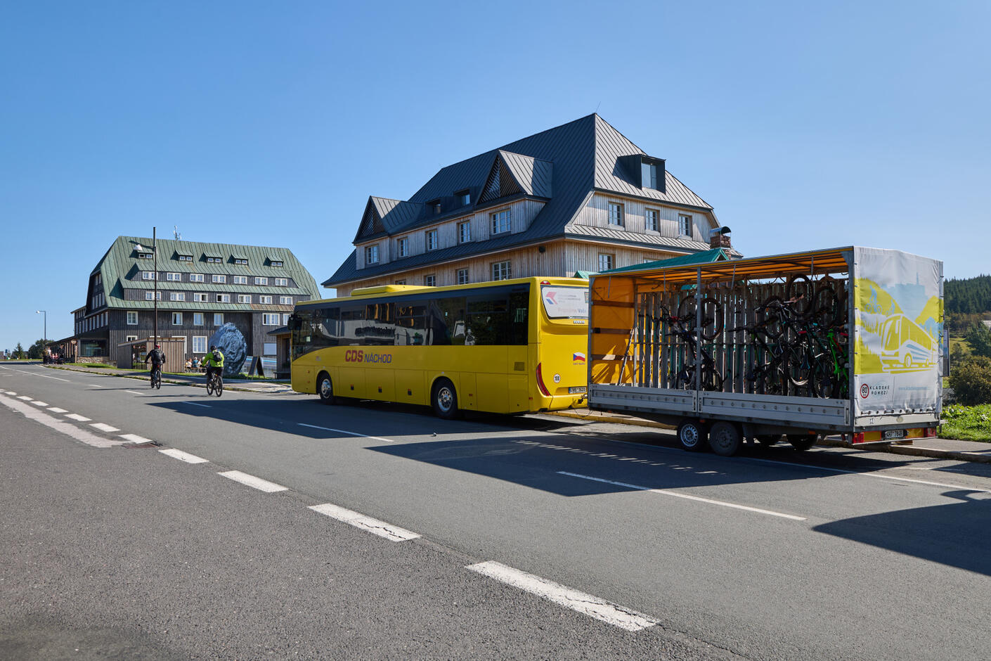 Krkonošský Fahrradbus mit Anhänger