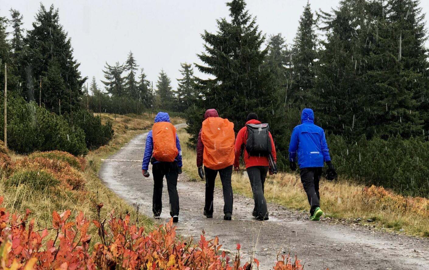 Wie man sich auf eine Bergwanderung vorbereitet
