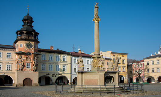 Náměstí a radnice s obry Hostinné