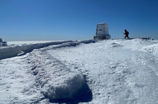Krkonošemi na sněžnicích